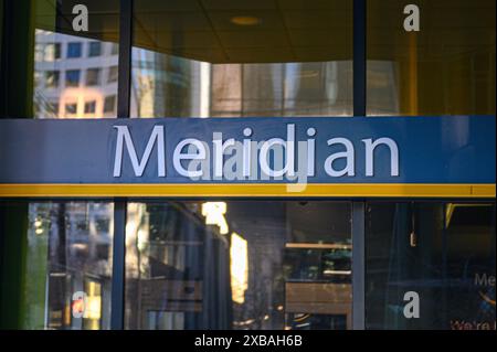 Toronto, ON, Kanada - 17. Februar 2023: Sehen Sie sich das Logo der Meridian Bank in der Innenstadt von Toronto an Stockfoto