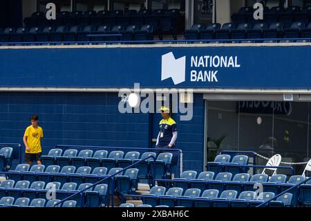 Toronto, ON, Kanada - 30. August 2023: Sehen Sie sich das Logo der National Bank Canada als Sponsor eines Tennisturniers an Stockfoto