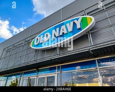 Toronto, ON, Kanada - 20. April 2024: Blick auf das Schild der Old Navy Company Stockfoto