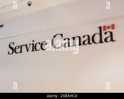 Toronto, ON, Kanada – 10. August 2023: Sehen Sie sich das Schild der Regierung von Service Canada an Stockfoto