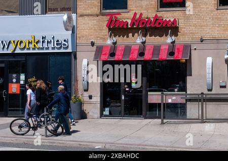 Toronto, ON, Kanada – 20. Januar 2024: Tim Hortons Inc., auch Tim's oder Timmie's genannt, ist eine kanadische Kaffeehaus- und Restaurantkette Stockfoto