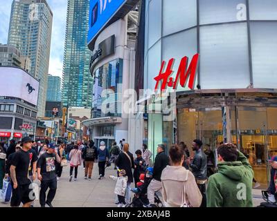 Toronto, ON, Kanada - 23. April 2024: Blick auf das Schild der Firma H und M in Toronto Stockfoto