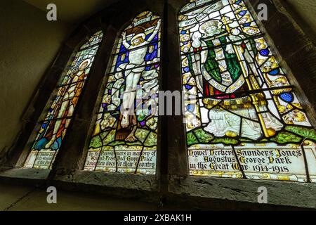 Kriegsdenkmal Fenster. St. Thomas a Beckett Church, Wolvesnewton, Monmouthshire, Wales. UK Stockfoto