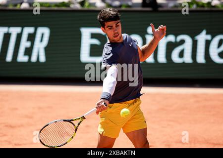 Roland Garros Carlos Alcaraz aus Spanien spielt im Finale der Männer am 15. Tag 2024 in Roland Garros am 9. Juni 2024 in Paris eine Vorhand gegen Alexander Zverev aus Deutschland. (Foto von SPP) (Eurasia Sport Images / SPP) Stockfoto