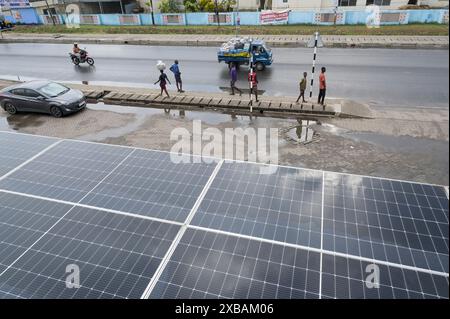 GHANA, Accra, Elektromobilität, IJANU Service und Schnellladestation für Elektroautos, PV Solarpanele auf dem Dach für die Ladesäule / GHANA, Accra, E-Mobilität, IJANU Service und Ladestation für E-Autos, PV Solarpanele auf dem Dach für die Speicher der Ladesäule Stockfoto