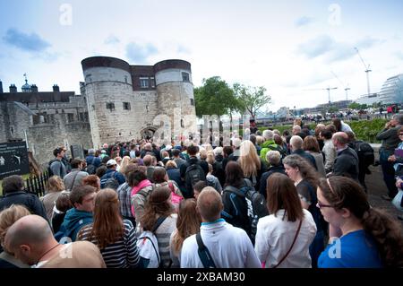 England, London, Leute, die in der Warteschlange stehen, um den Tower of London zu besuchen Stockfoto