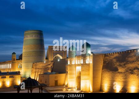 Das antike Zindan-Gebäude und das Eingangstor zur Festung in der Stadt Chiwa in Chorezm. Kohna Ark Tore des Palastes bei Nacht, Blick von oben Stockfoto