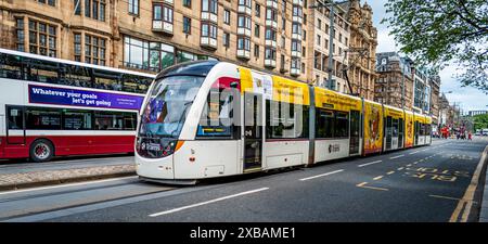 Edinburgh Tram fährt in der Princes Street, Edinburgh, Schottland Stockfoto