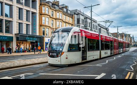 Edinburgh Tram fährt in der Princes Street, Edinburgh, Schottland Stockfoto