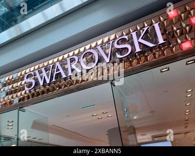 Toronto, ON, Kanada – 30. August 2023: Blick auf das Schild des Unternehmens Swarovsky im Einkaufszentrum Stockfoto