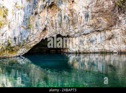 Die Quelle des Buna-Flusses entspringt in der Stadt Blagaj in der Nähe des Blagaj Tekija-Hauses. Blagaj, Mostar-Becken, Bosnien und Herzegowina, Europa Stockfoto