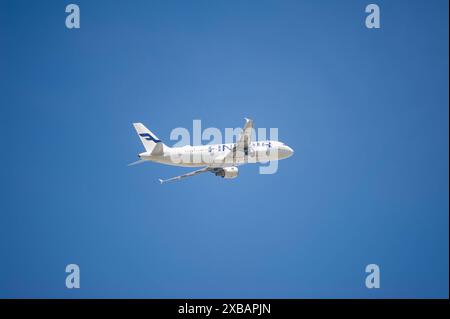 13.05.2024, Berlin, Deutschland, Europa - ein Passagierflugzeug vom Typ Airbus A320-214 der Finnair mit der Registrierung OH-LXH beim Start vom Flughafen Berlin Brandenburg BER. Finnair ist Mitglied der oneworld Luftfahrtallianz, einem internationalen Netzwerk von Fluggesellschaften. *** 13 05 2024, Berlin, Deutschland, Europa Ein Finnair Airbus A320 214 Passagierflugzeug mit der Registrierung OH LXH, das vom Flughafen Berlin Brandenburg BER startet Finnair ist Mitglied der oneworld Airline Alliance, einem internationalen Fluglinien-Netzwerk Stockfoto