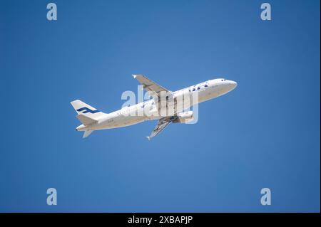 13.05.2024, Berlin, Deutschland, Europa - ein Passagierflugzeug vom Typ Airbus A320-214 der Finnair mit der Registrierung OH-LXH beim Start vom Flughafen Berlin Brandenburg BER. Finnair ist Mitglied der oneworld Luftfahrtallianz, einem internationalen Netzwerk von Fluggesellschaften. *** 13 05 2024, Berlin, Deutschland, Europa Ein Finnair Airbus A320 214 Passagierflugzeug mit der Registrierung OH LXH, das vom Flughafen Berlin Brandenburg BER startet Finnair ist Mitglied der oneworld Airline Alliance, einem internationalen Fluglinien-Netzwerk Stockfoto