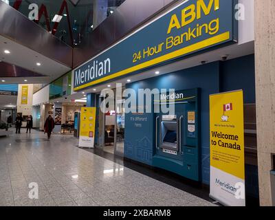 Toronto, ON, Kanada - 17. Februar 2023: Sehen Sie sich das Logo der Meridian Bank in der Innenstadt von Toronto an Stockfoto