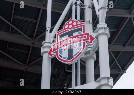 Toronto, ON, Kanada – 5. April 2024: Toronto F.C. MLS-Logo in ihrem Heimstadion in der Innenstadt von Toronto, BMO Field Stockfoto