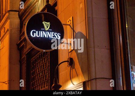 Toronto, ON, Kanada – 5. August 2023: Zeichen der Guinness Company. Es ist eine der erfolgreichsten Alkoholmarken weltweit Stockfoto