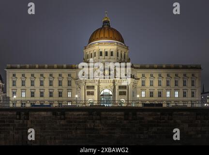 Berlin, Deutschland - 19. Dezember 2023 - das Berliner Schloss bei Nacht, in dem sich das Museumsgebäude Humboldt Forum befindet, ist ein Museum gewidmet Stockfoto