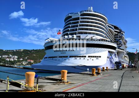 Charlotte Amalie, amerikanische Jungferninseln - 3. Februar 2024: Norwegische Viva neben dem Hafen Stockfoto