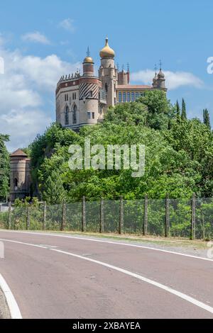 Die alte Rocchetta Mattei mit der Straße, die zu ihr führt, im Vordergrund, Savignano, Grizzana Morandi, Italien Stockfoto