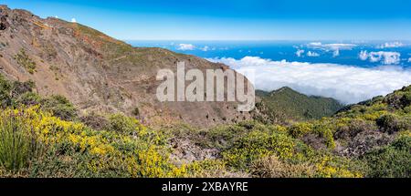 Atemberaubende kanarische Landschaft mit einem Wolkenmeer über dem Meer, von der Insel La Palma aus gesehen. Stockfoto