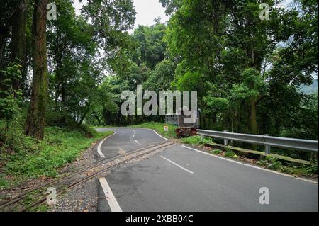 Darjeeling, West Bengal, Indien - 10. August 2023 : Dieselspielzeugzug, der über die Schmalspurbahn zwischen New Jalpaiguri und Darjeeling fährt. Stockfoto