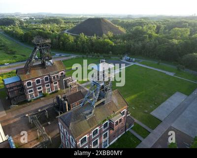 Aus der Vogelperspektive der Kohleschlackenhaufen in der Nähe von Oignies, Nordfrankreich Stockfoto