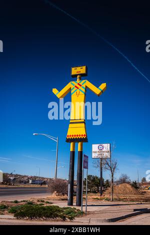 Gallup, New Mexico, USA - 18. März 2017: Gelbe indische Kachina Statue am Straßenrand begrüßt Besucher im „Herzen des indischen Landes“. Stockfoto