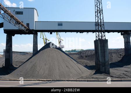 Kohlebergbau und -Lagerung. Arbeiten im Kohleumschlagterminal im Hafen. Steinkohlenindustrie Stockfoto