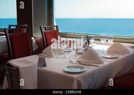 Restaurant auf dem Schiff mit Blick auf das Meer. Ein Kreuzfahrtschiff Stockfoto