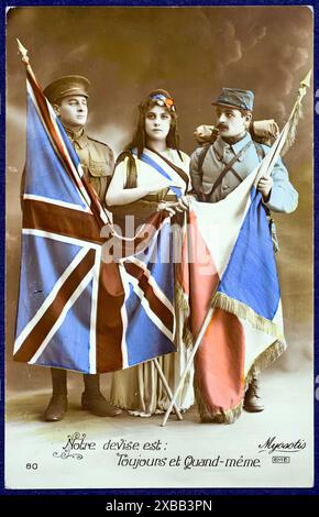 Handgetönte britisch-französische Postkarte 1915. - Patriotisches Poster Aus Der Zeit Des Ersten Weltkriegs Stockfoto