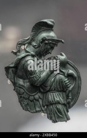 Penthesilea und Achilles : etruskische (oder römische) Applikation, ein dekoratives Bronze-Miniaturrelief 'con Achille e Pentesilea' Stockfoto