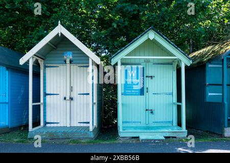 Eine hölzerne Strandhütte an der Promenade im Puckpool Park, Ryde, Isle of Wight. Die Hütte hat einen gerade verkauften Marker, der für £18000 beworben wird. Stockfoto