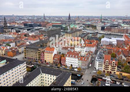 KOPENHAGEN, DÄNEMARK - 27. OKTOBER 2014: Stadtbild von Kopenhagen, Dänemark mit Kathedralen, Brücken und Fluss Stockfoto