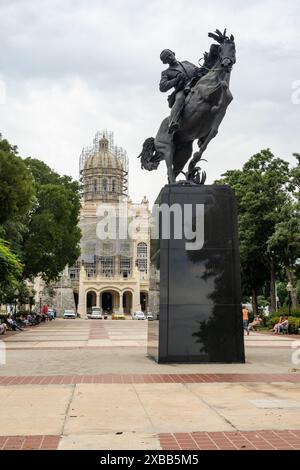 HAVANNA, KUBA - 28. AUGUST 2023: Statue von Jose Marti auf der Plaza 13 de Marzo mit Museum Museo de la Revolucion im Hintergrund Stockfoto