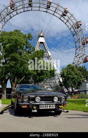 Wien, Österreich, 11. Juni 2024. Der offizielle Start der neuen James Bond Ausstellung 007 AKTION WIEN fand im legendären Prater Ferris Wheel statt, der in dem James Bond Film The Living Daylights zu sehen war. Zu sehen war das Original Aston Martin V8 Vantage, das im Film zu sehen war. Die Ausstellung wird verschiedene Autos und Requisiten aus den Filmen umfassen und am 07. September eröffnet. G P Essex/Alamy Live News Stockfoto