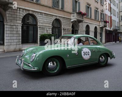 Brescia, Italien. Juni 2024. Die Teilnehmer vor dem Miglia Race 1000 2022 in Brescia (BS), Italien am 10. Juni 2024. Quelle: Unabhängige Fotoagentur/Alamy Live News Stockfoto