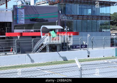 Die grüne Flagge wird von Marshall beim europäischen Rennen der Le Mans-Serie 2024 in Barcelona am 4/24 geschwenkt Stockfoto