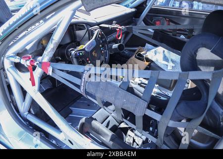 Innenraum des Porsche 911 GT3 Cup Rennwagens mit offener Tür bei 4 Stunden Barcelona, European Le Mans Series auf der Rennstrecke in Barcelona am 4/2024 Stockfoto