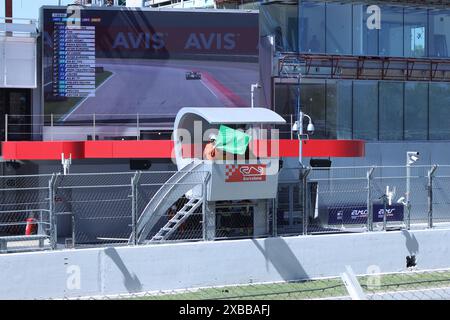 Die grüne Flagge wird von Marshall beim europäischen Rennen der Le Mans-Serie 2024 in Barcelona am 4/24 geschwenkt Stockfoto