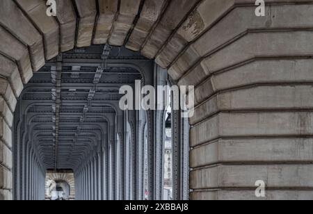 Frankreich, Paris - 04. Januar 2024 - Horizontalansicht der berühmten Brücke Pont de Bir Hakeim in Paris. Architektonische Struktur von Metallsäulen Stockfoto