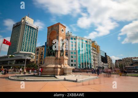 Das Republic Monument oder Cumhuriyet Aniti auf dem Taksim Platz. Istanbul Turkiye - 4.27.2024 Stockfoto