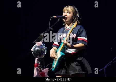 Toronto, Kanada. Juni 2024. Lili Trifilio, Leadsängerin der amerikanischen Rockband Beach Bunny aus Chicago, Illinois, tritt bei einer ausverkauften Show in der Scotiabank Arena in Toronto auf. (Foto von Angel Marchini/SOPA Images/SIPA USA) Credit: SIPA USA/Alamy Live News Stockfoto