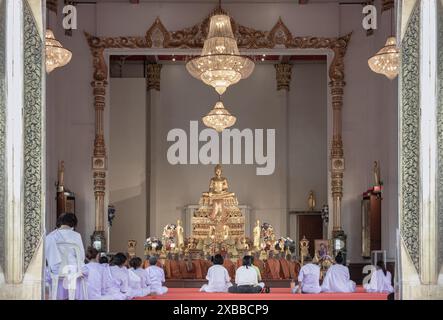 Bangkok, Thailand - 22. Mai 2024 - Thailändische Frauen tragen weiße Kleidung und machen Meditation. Buddha-Mönche beten im Kloster von Samphanthawon Stockfoto