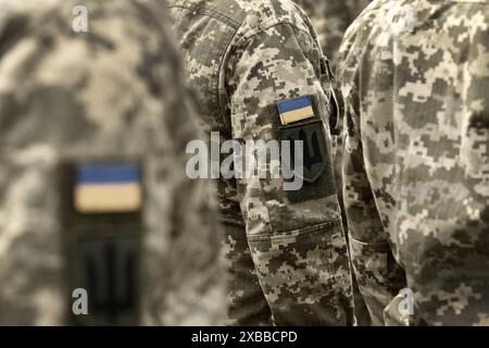 Streitkräfte der Ukraine. Ukrainischer Soldat. Ukrainische Armee. Ukrainische Flagge auf Militäruniform. Stockfoto