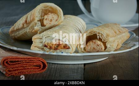 Vegane Wurstbrötchen mit einem Getränk im Hintergrund. Stockfoto