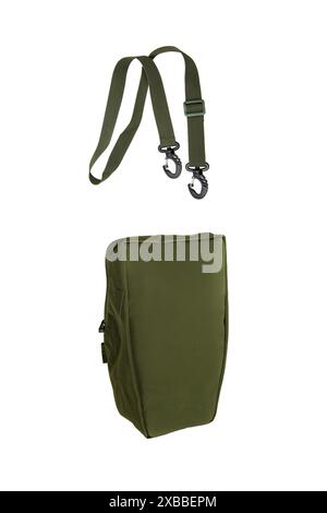 Multifunktionale Militärtasche mit Reißverschluss in Khaki. Isolieren auf weißem Hintergrund. Stockfoto