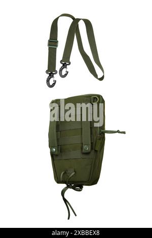 Multifunktionale Militärtasche mit Reißverschluss in Khaki. Isolieren auf weißem Hintergrund. Stockfoto