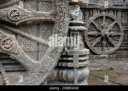 Der Konark Sonnentempel ist der Höhepunkt der Tempelarchitektur von Orissan und eines der beeindruckendsten Denkmäler religiöser Architektur der Welt. Der gesamte Tempel wurde im 13. Jahrhundert von König Narasimhadeva erbaut und in Form eines kolossalen Wagens mit sieben Pferden und 24 Rädern entworfen, der den Sonnengott Surya über den Himmel trug. Surya ist seit der vedischen Zeit eine beliebte Gottheit in Indien. Der Tempel ist ein Weltkulturerbe und eines der sieben Wunder Indiens. Konark, Puri, Orissa, Indien. Stockfoto