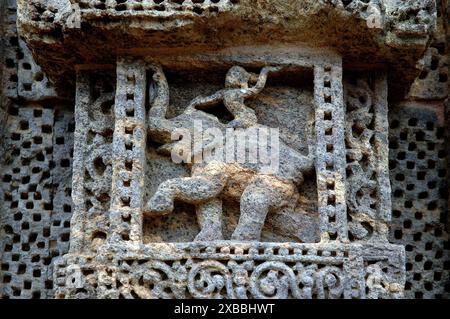 Der Konark Sonnentempel ist der Höhepunkt der Tempelarchitektur von Orissan und eines der beeindruckendsten Denkmäler religiöser Architektur der Welt. Der gesamte Tempel wurde im 13. Jahrhundert von König Narasimhadeva erbaut und in Form eines kolossalen Wagens mit sieben Pferden und 24 Rädern entworfen, der den Sonnengott Surya über den Himmel trug. Surya ist seit der vedischen Zeit eine beliebte Gottheit in Indien. Der Tempel ist ein Weltkulturerbe und eines der sieben Wunder Indiens. Konark, Puri, Orissa, Indien. Stockfoto