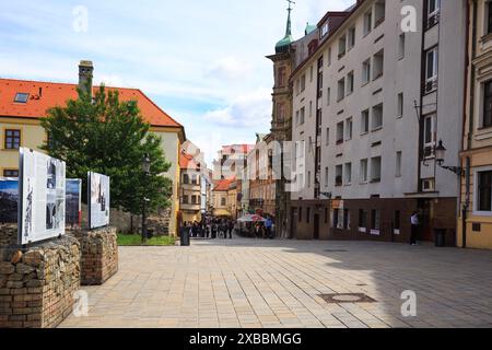 Bratislava, Slowakei, 23-05-24. Die Altstadt von Bratislava ist ein malerischer Ort mit vielen alten Gebäuden und Denkmälern. Es gibt viele Cafés und kleine Sho Stockfoto